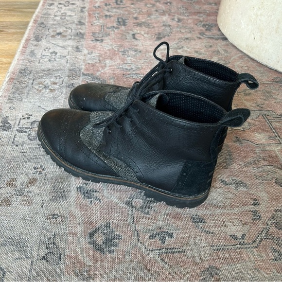 TOMS Men's Black Leather Wingtip Lace Up Brogue Boots with Vibram Soles - Picture 7 of 11